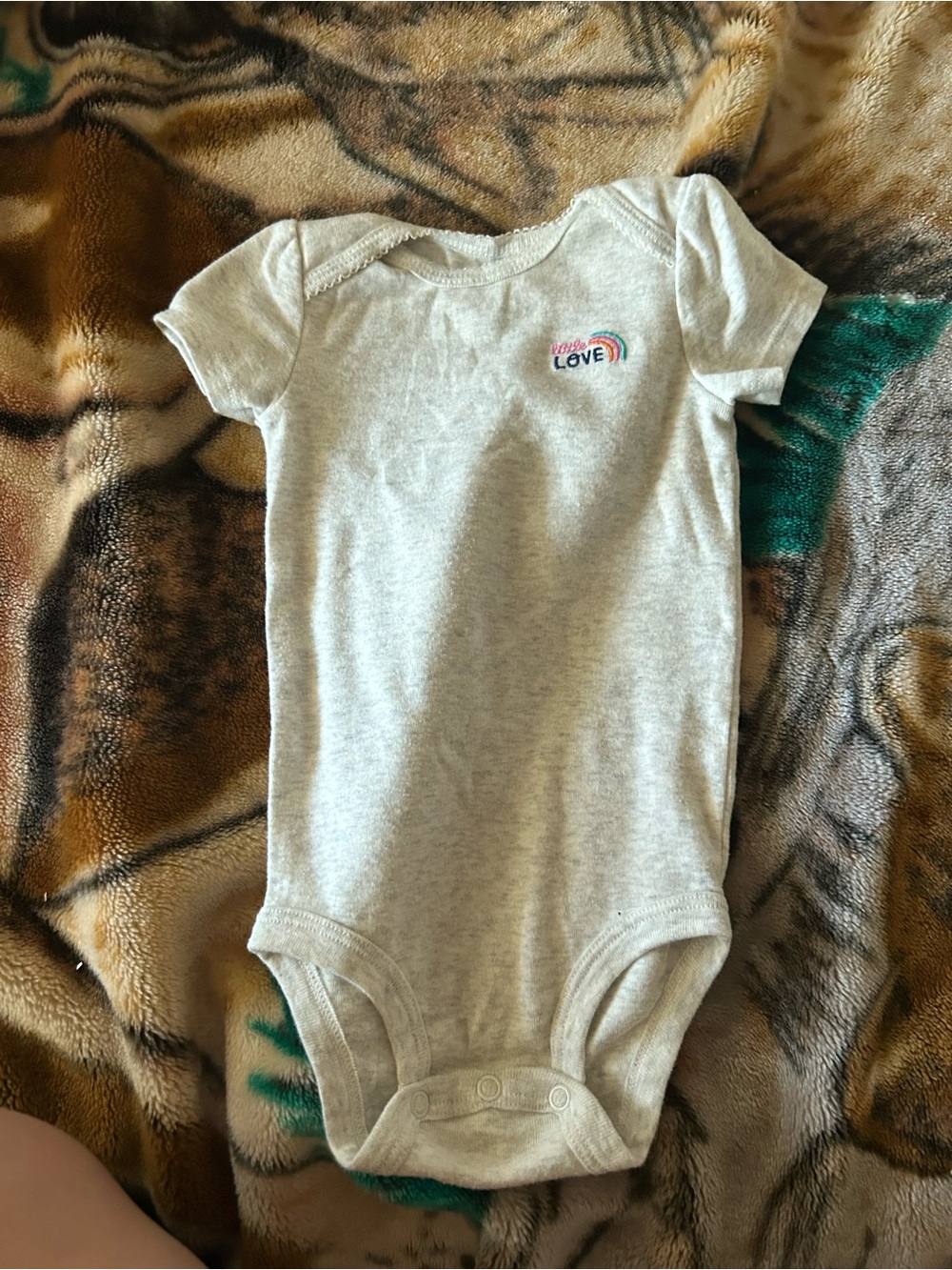Baby bundle short sleeve onesies in good condition, only worn a couple of times - Picture 3 of 6